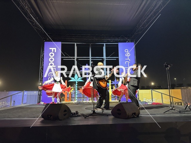 عرض غنائي ورقصة شعبية مكسيكية فى مهرجان للطعام فى حدائق إثراء الخارجية بالظهران، الشرقية ، المملكة العربية السعودية، يوم 28 من ديسمبر 2025 ، جلسات خارجية ممتعه، تجربة طعام عالمية ، مطاعم دولية ومحلية ، أجواء عائلية وترفيهية