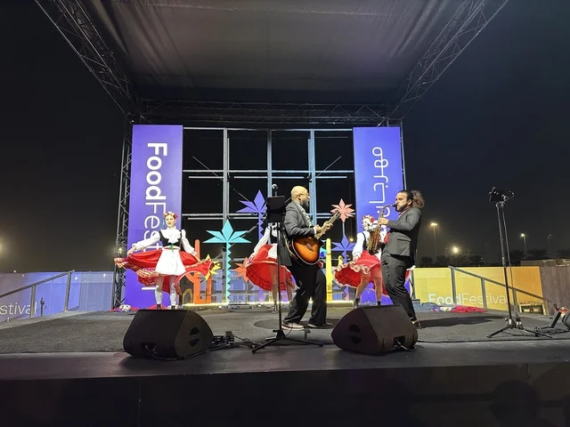 عرض غنائي ورقصة شعبية مكسيكية فى مهرجان للطعام فى حدائق إثراء الخارجية بالظهران، الشرقية ، المملكة العربية السعودية، يوم 28 من ديسمبر 2025 ، جلسات خارجية ممتعه، تجربة طعام عالمية ، مطاعم دولية ومحلية ، أجواء عائلية وترفيهية