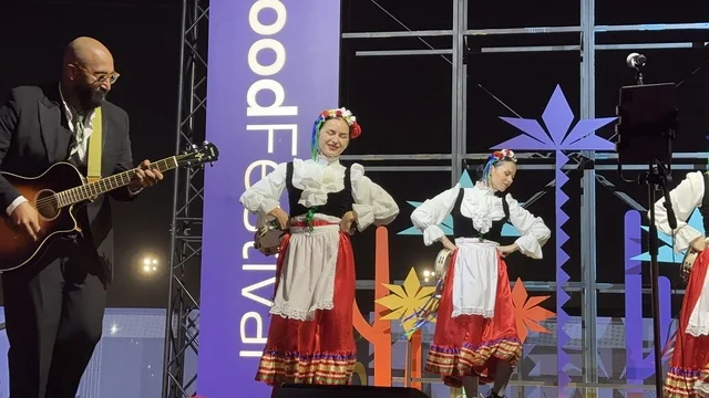 عرض غنائي ورقصة شعبية مكسيكية فى مهرجان للطعام فى حدائق إثراء الخارجية بالظهران، الشرقية ، المملكة العربية السعودية، يوم 28 من ديسمبر 2025 ، جلسات خارجية ممتعه، تجربة طعام عالمية ، مطاعم دولية ومحلية ، أجواء عائلية وترفيهية