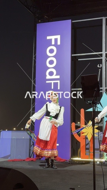 عرض غنائي ورقصة شعبية مكسيكية فى مهرجان للطعام فى حدائق إثراء الخارجية بالظهران، الشرقية ، المملكة العربية السعودية، يوم 28 من ديسمبر 2025 ، جلسات خارجية ممتعه، تجربة طعام عالمية ، مطاعم دولية ومحلية ، أجواء عائلية وترفيهية