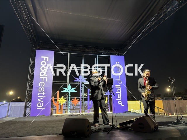 عرض غنائي ورقصة شعبية مكسيكية فى مهرجان للطعام فى حدائق إثراء الخارجية بالظهران، الشرقية ، المملكة العربية السعودية، يوم 28 من ديسمبر 2025 ، جلسات خارجية ممتعه، تجربة طعام عالمية ، مطاعم دولية ومحلية ، أجواء عائلية وترفيهية