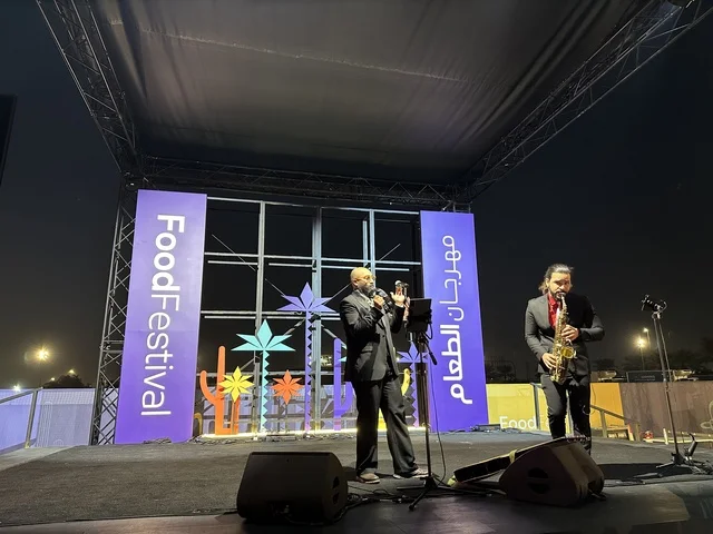 عرض غنائي ورقصة شعبية مكسيكية فى مهرجان للطعام فى حدائق إثراء الخارجية بالظهران، الشرقية ، المملكة العربية السعودية، يوم 28 من ديسمبر 2025 ، جلسات خارجية ممتعه، تجربة طعام عالمية ، مطاعم دولية ومحلية ، أجواء عائلية وترفيهية