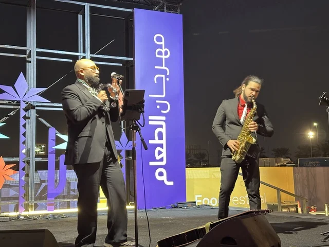 عرض غنائي ورقصة شعبية مكسيكية فى مهرجان للطعام فى حدائق إثراء الخارجية بالظهران، الشرقية ، المملكة العربية السعودية، يوم 28 من ديسمبر 2025 ، جلسات خارجية ممتعه، تجربة طعام عالمية ، مطاعم دولية ومحلية ، أجواء عائلية وترفيهية