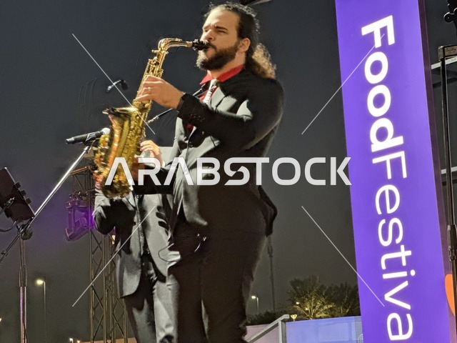 عرض غنائي ورقصة شعبية مكسيكية فى مهرجان للطعام فى حدائق إثراء الخارجية بالظهران، الشرقية ، المملكة العربية السعودية، يوم 28 من ديسمبر 2025 ، جلسات خارجية ممتعه، تجربة طعام عالمية ، مطاعم دولية ومحلية ، أجواء عائلية وترفيهية