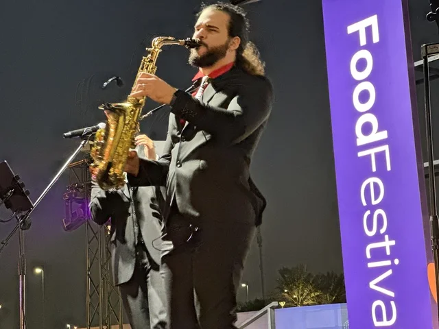 عرض غنائي ورقصة شعبية مكسيكية فى مهرجان للطعام فى حدائق إثراء الخارجية بالظهران، الشرقية ، المملكة العربية السعودية، يوم 28 من ديسمبر 2025 ، جلسات خارجية ممتعه، تجربة طعام عالمية ، مطاعم دولية ومحلية ، أجواء عائلية وترفيهية