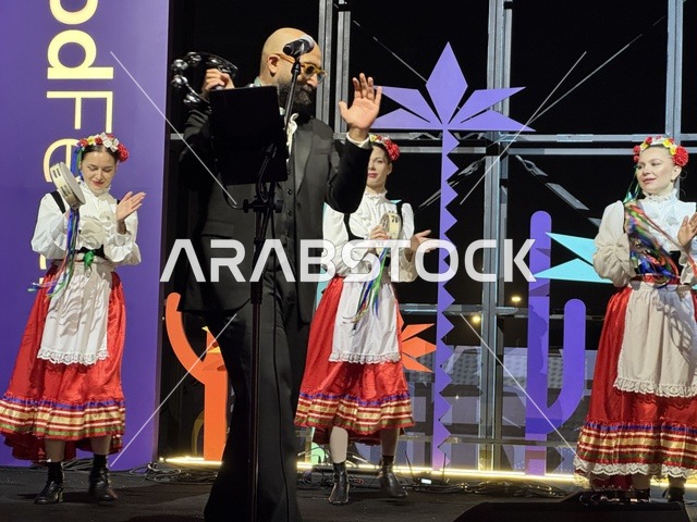 عرض غنائي ورقصة شعبية مكسيكية فى مهرجان للطعام فى حدائق إثراء الخارجية بالظهران، الشرقية ، المملكة العربية السعودية، يوم 28 من ديسمبر 2025 ، جلسات خارجية ممتعه، تجربة طعام عالمية ، مطاعم دولية ومحلية ، أجواء عائلية وترفيهية