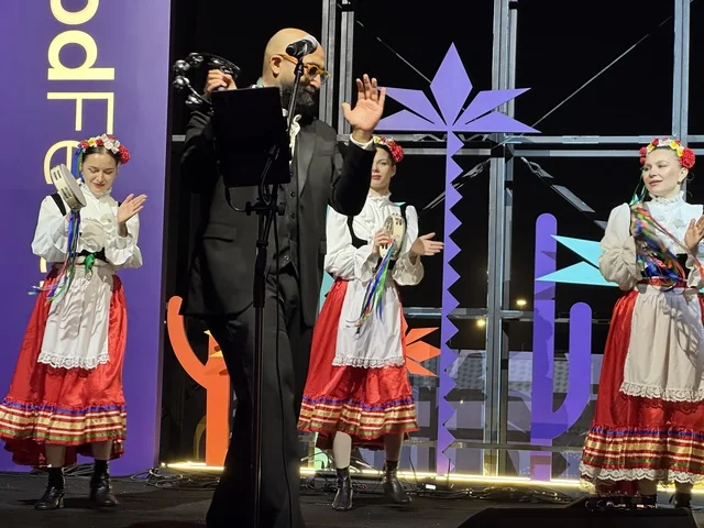 عرض غنائي ورقصة شعبية مكسيكية فى مهرجان للطعام فى حدائق إثراء الخارجية بالظهران، الشرقية ، المملكة العربية السعودية، يوم 28 من ديسمبر 2025 ، جلسات خارجية ممتعه، تجربة طعام عالمية ، مطاعم دولية ومحلية ، أجواء عائلية وترفيهية