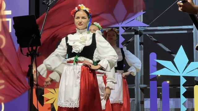 رقصة فلكلورية مكسيكية فى  مهرجان للطعام فى حدائق إثراء الخارجية بالظهران، الشرقية ، المملكة العربية السعودية، يوم 28 من ديسمبر 2025 ،  تجربة تذوق عالمية ، أجواء عائلية وترفيهية، جلسات خارجية ممتعه، مطاعم دولية ومحلية