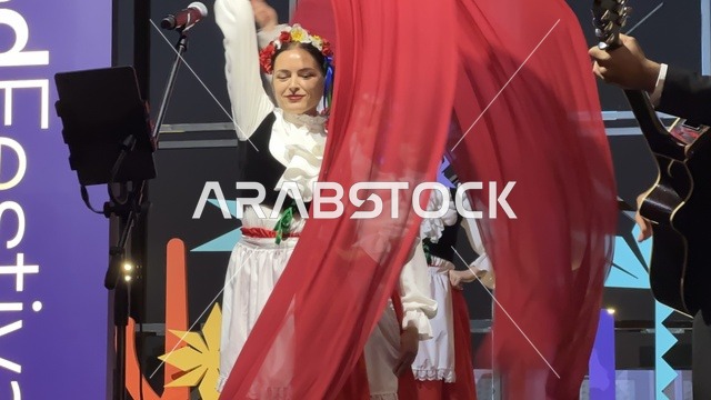 رقصة فلكلورية مكسيكية فى  مهرجان للطعام فى حدائق إثراء الخارجية بالظهران، الشرقية ، المملكة العربية السعودية، يوم 28 من ديسمبر 2025 ،  تجربة تذوق عالمية ، أجواء عائلية وترفيهية، جلسات خارجية ممتعه، مطاعم دولية ومحلية