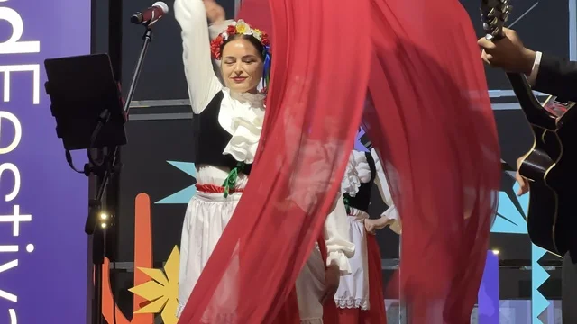 رقصة فلكلورية مكسيكية فى  مهرجان للطعام فى حدائق إثراء الخارجية بالظهران، الشرقية ، المملكة العربية السعودية، يوم 28 من ديسمبر 2025 ،  تجربة تذوق عالمية ، أجواء عائلية وترفيهية، جلسات خارجية ممتعه، مطاعم دولية ومحلية