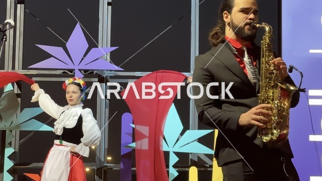 رقصة فلكلورية مكسيكية فى  مهرجان للطعام فى حدائق إثراء الخارجية بالظهران، الشرقية ، المملكة العربية السعودية، يوم 28 من ديسمبر 2025 ،  تجربة تذوق عالمية ، أجواء عائلية وترفيهية، جلسات خارجية ممتعه، مطاعم دولية ومحلية