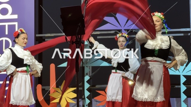 رقصة فلكلورية مكسيكية فى  مهرجان للطعام فى حدائق إثراء الخارجية بالظهران، الشرقية ، المملكة العربية السعودية، يوم 28 من ديسمبر 2025 ،  تجربة تذوق عالمية ، أجواء عائلية وترفيهية، جلسات خارجية ممتعه، مطاعم دولية ومحلية