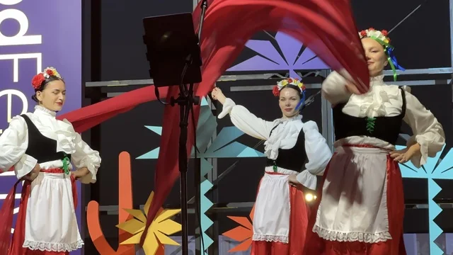 رقصة فلكلورية مكسيكية فى  مهرجان للطعام فى حدائق إثراء الخارجية بالظهران، الشرقية ، المملكة العربية السعودية، يوم 28 من ديسمبر 2025 ،  تجربة تذوق عالمية ، أجواء عائلية وترفيهية، جلسات خارجية ممتعه، مطاعم دولية ومحلية