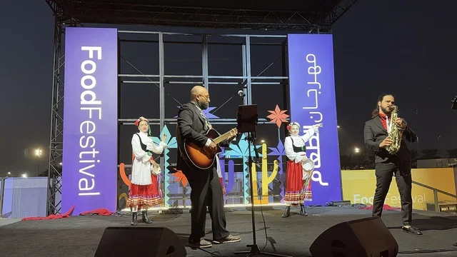 رقصة فلكلورية مكسيكية فى  مهرجان للطعام فى حدائق إثراء الخارجية بالظهران، الشرقية ، المملكة العربية السعودية، يوم 28 من ديسمبر 2025 ،  تجربة تذوق عالمية ، أجواء عائلية وترفيهية، جلسات خارجية ممتعه، مطاعم دولية ومحلية