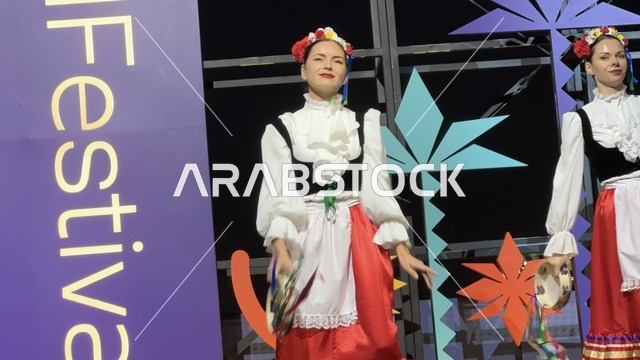 رقصة فلكلورية مكسيكية فى  مهرجان للطعام فى حدائق إثراء الخارجية بالظهران، الشرقية ، المملكة العربية السعودية، يوم 28 من ديسمبر 2025 ،  تجربة تذوق عالمية ، أجواء عائلية وترفيهية، جلسات خارجية ممتعه، مطاعم دولية ومحلية