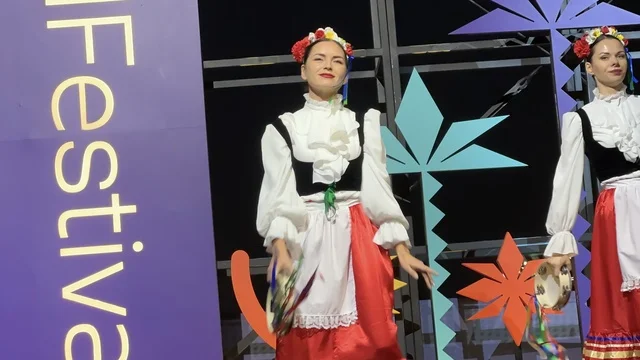 رقصة فلكلورية مكسيكية فى  مهرجان للطعام فى حدائق إثراء الخارجية بالظهران، الشرقية ، المملكة العربية السعودية، يوم 28 من ديسمبر 2025 ،  تجربة تذوق عالمية ، أجواء عائلية وترفيهية، جلسات خارجية ممتعه، مطاعم دولية ومحلية