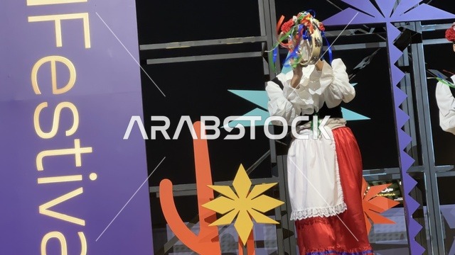 رقصة فلكلورية مكسيكية فى  مهرجان للطعام فى حدائق إثراء الخارجية بالظهران، الشرقية ، المملكة العربية السعودية، يوم 28 من ديسمبر 2025 ،  تجربة تذوق عالمية ، أجواء عائلية وترفيهية، جلسات خارجية ممتعه، مطاعم دولية ومحلية