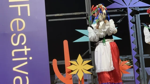 رقصة فلكلورية مكسيكية فى  مهرجان للطعام فى حدائق إثراء الخارجية بالظهران، الشرقية ، المملكة العربية السعودية، يوم 28 من ديسمبر 2025 ،  تجربة تذوق عالمية ، أجواء عائلية وترفيهية، جلسات خارجية ممتعه، مطاعم دولية ومحلية