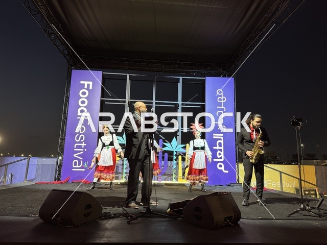 رقصة فلكلورية مكسيكية فى  مهرجان للطعام فى حدائق إثراء الخارجية بالظهران، الشرقية ، المملكة العربية السعودية، يوم 28 من ديسمبر 2025 ،  تجربة تذوق عالمية ، أجواء عائلية وترفيهية، جلسات خارجية ممتعه، مطاعم دولية ومحلية