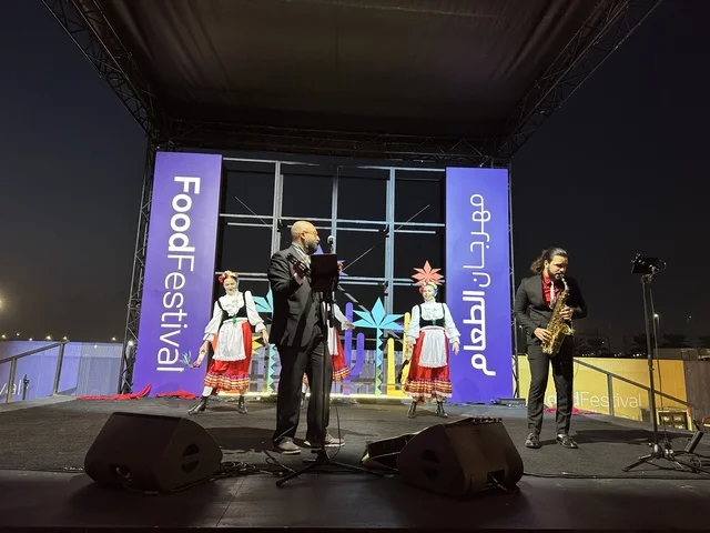 رقصة فلكلورية مكسيكية فى  مهرجان للطعام فى حدائق إثراء الخارجية بالظهران، الشرقية ، المملكة العربية السعودية، يوم 28 من ديسمبر 2025 ،  تجربة تذوق عالمية ، أجواء عائلية وترفيهية، جلسات خارجية ممتعه، مطاعم دولية ومحلية