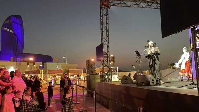 رقصة فلكلورية مكسيكية فى  مهرجان للطعام فى حدائق إثراء الخارجية بالظهران، الشرقية ، المملكة العربية السعودية، يوم 28 من ديسمبر 2025 ،  تجربة تذوق عالمية ، أجواء عائلية وترفيهية، جلسات خارجية ممتعه، مطاعم دولية ومحلية