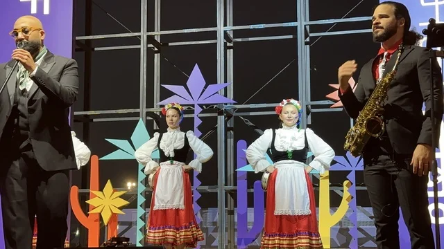 رقصة فلكلورية مكسيكية فى  مهرجان للطعام فى حدائق إثراء الخارجية بالظهران، الشرقية ، المملكة العربية السعودية، يوم 28 من ديسمبر 2025 ،  تجربة تذوق عالمية ، أجواء عائلية وترفيهية، جلسات خارجية ممتعه، مطاعم دولية ومحلية