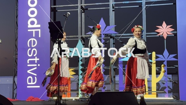 عزف على الجيتار ورقصة فلكلورية مكسيكية فى  مهرجان للطعام فى حدائق إثراء الخارجية بالظهران، الشرقية ، المملكة العربية السعودية، يوم 28 من ديسمبر 2025 ،  تجربة تذوق عالمية ، أجواء عائلية وترفيهية، جلسات خارجية ممتعه، مطاعم دولية ومحلية