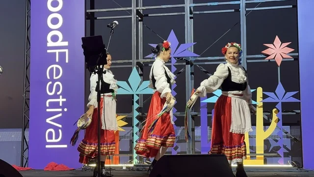 عزف على الجيتار ورقصة فلكلورية مكسيكية فى  مهرجان للطعام فى حدائق إثراء الخارجية بالظهران، الشرقية ، المملكة العربية السعودية، يوم 28 من ديسمبر 2025 ،  تجربة تذوق عالمية ، أجواء عائلية وترفيهية، جلسات خارجية ممتعه، مطاعم دولية ومحلية