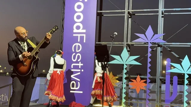 عزف على الجيتار ورقصة فلكلورية مكسيكية فى  مهرجان للطعام فى حدائق إثراء الخارجية بالظهران، الشرقية ، المملكة العربية السعودية، يوم 28 من ديسمبر 2025 ،  تجربة تذوق عالمية ، أجواء عائلية وترفيهية، جلسات خارجية ممتعه، مطاعم دولية ومحلية