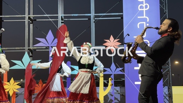 عزف على الجيتار ورقصة فلكلورية مكسيكية فى  مهرجان للطعام فى حدائق إثراء الخارجية بالظهران، الشرقية ، المملكة العربية السعودية، يوم 28 من ديسمبر 2025 ،  تجربة تذوق عالمية ، أجواء عائلية وترفيهية، جلسات خارجية ممتعه، مطاعم دولية ومحلية