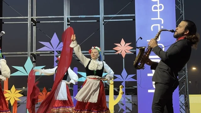 عزف على الجيتار ورقصة فلكلورية مكسيكية فى  مهرجان للطعام فى حدائق إثراء الخارجية بالظهران، الشرقية ، المملكة العربية السعودية، يوم 28 من ديسمبر 2025 ،  تجربة تذوق عالمية ، أجواء عائلية وترفيهية، جلسات خارجية ممتعه، مطاعم دولية ومحلية