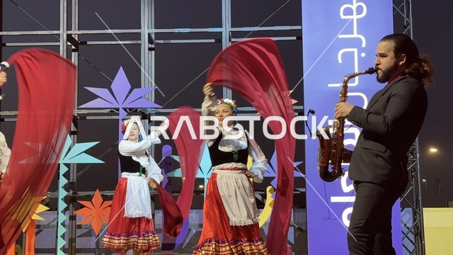 عزف على الجيتار ورقصة فلكلورية مكسيكية فى  مهرجان للطعام فى حدائق إثراء الخارجية بالظهران، الشرقية ، المملكة العربية السعودية، يوم 28 من ديسمبر 2025 ،  تجربة تذوق عالمية ، أجواء عائلية وترفيهية، جلسات خارجية ممتعه، مطاعم دولية ومحلية