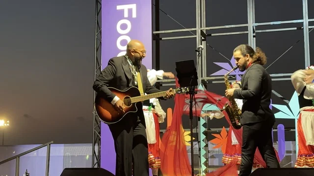 عزف على الجيتار ورقصة فلكلورية مكسيكية فى  مهرجان للطعام فى حدائق إثراء الخارجية بالظهران، الشرقية ، المملكة العربية السعودية، يوم 28 من ديسمبر 2025 ،  تجربة تذوق عالمية ، أجواء عائلية وترفيهية، جلسات خارجية ممتعه، مطاعم دولية ومحلية