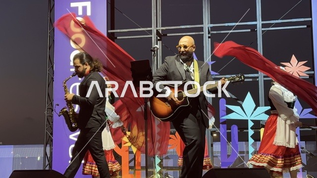 عزف على الجيتار ورقصة فلكلورية مكسيكية فى  مهرجان للطعام فى حدائق إثراء الخارجية بالظهران، الشرقية ، المملكة العربية السعودية، يوم 28 من ديسمبر 2025 ،  تجربة تذوق عالمية ، أجواء عائلية وترفيهية، جلسات خارجية ممتعه، مطاعم دولية ومحلية