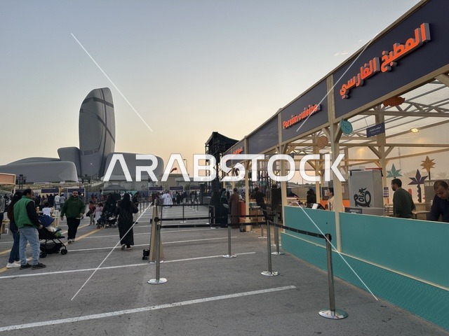 مطاعم دولية ومحلية فى مهرجان للطعام فى حدائق إثراء الخارجية بالظهران، الشرقية ، المملكة العربية السعودية، يوم 28 من ديسمبر 2025 ،  تجربة تذوق عالمية ، أجواء عائلية وترفيهية، جلسات خارجية ممتعه
