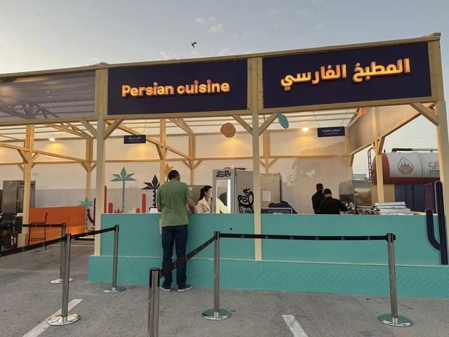 مطاعم دولية ومحلية فى مهرجان للطعام فى حدائق إثراء الخارجية بالظهران، الشرقية ، المملكة العربية السعودية، يوم 28 من ديسمبر 2025 ،  تجربة تذوق عالمية ، أجواء عائلية وترفيهية، جلسات خارجية ممتعه