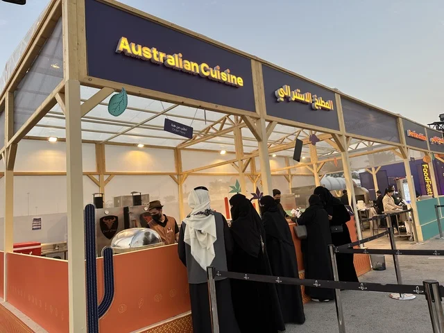 مطاعم دولية ومحلية فى مهرجان للطعام فى حدائق إثراء الخارجية بالظهران، الشرقية ، المملكة العربية السعودية، يوم 28 من ديسمبر 2025 ،  تجربة تذوق عالمية ، أجواء عائلية وترفيهية، جلسات خارجية ممتعه