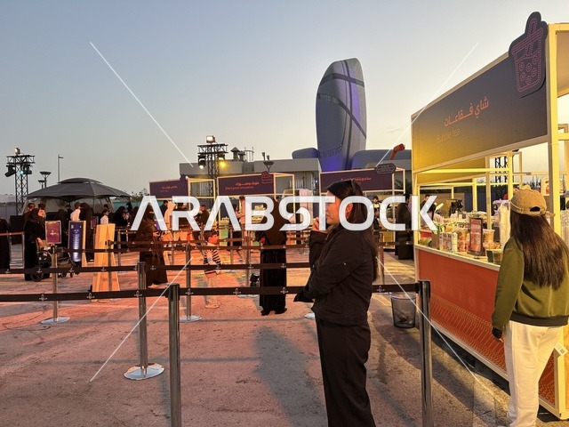 مطاعم دولية ومحلية فى مهرجان للطعام فى حدائق إثراء الخارجية بالظهران، الشرقية ، المملكة العربية السعودية، يوم 28 من ديسمبر 2025 ،  تجربة تذوق عالمية ، أجواء عائلية وترفيهية، جلسات خارجية ممتعه