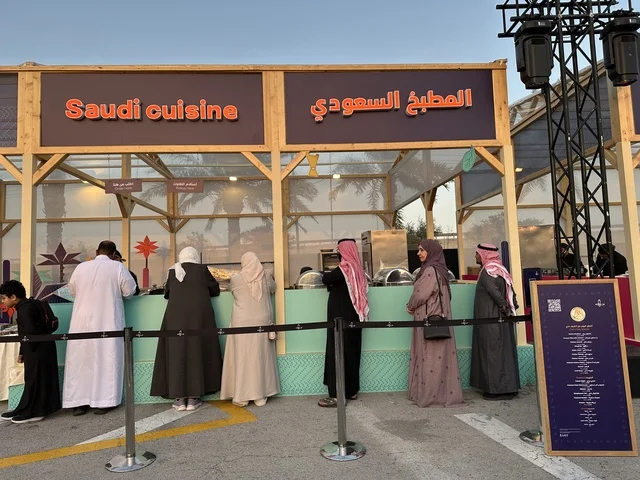 تجربة تذوق عالمية فى المطاعم الدولية والمحلية  بمهرجان للطعام فى حدائق إثراء الخارجية بالظهران، الشرقية ، المملكة العربية السعودية، يوم 28 من ديسمبر 2025  ، أجواء عائلية وترفيهية، جلسات خارجية ممتعه