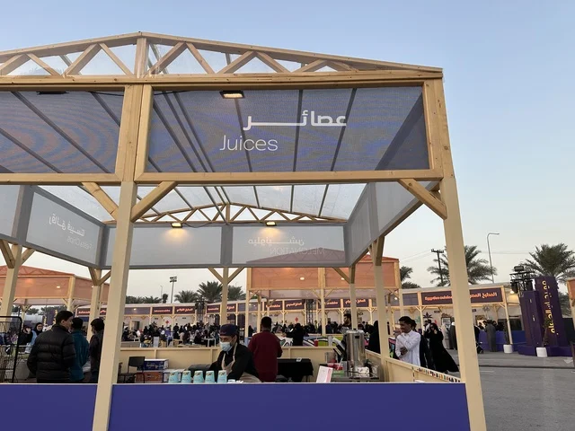 تجربة تذوق عالمية فى المطاعم الدولية والمحلية  بمهرجان للطعام فى حدائق إثراء الخارجية بالظهران، الشرقية ، المملكة العربية السعودية، يوم 28 من ديسمبر 2025  ، أجواء عائلية وترفيهية، جلسات خارجية ممتعه