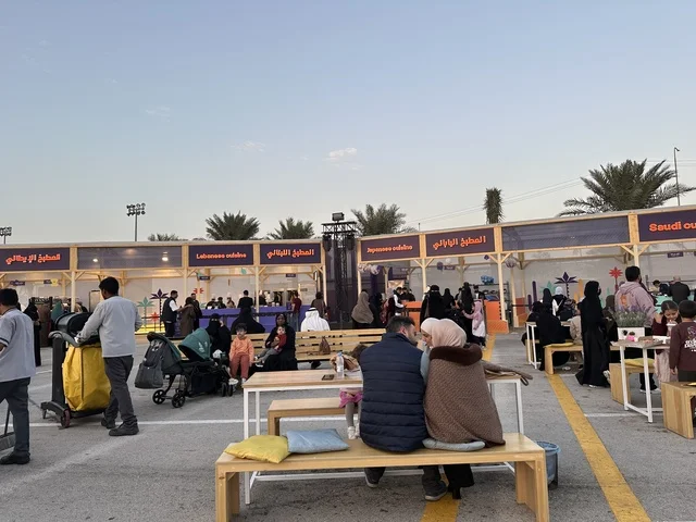 تجربة تذوق عالمية فى المطاعم الدولية والمحلية  بمهرجان للطعام فى حدائق إثراء الخارجية بالظهران، الشرقية ، المملكة العربية السعودية، يوم 28 من ديسمبر 2025  ، أجواء عائلية وترفيهية، جلسات خارجية ممتعه