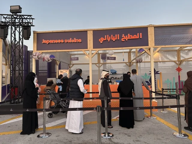 تجربة تذوق عالمية فى المطاعم الدولية والمحلية  بمهرجان للطعام فى حدائق إثراء الخارجية بالظهران، الشرقية ، المملكة العربية السعودية، يوم 28 من ديسمبر 2025  ، أجواء عائلية وترفيهية، جلسات خارجية ممتعه