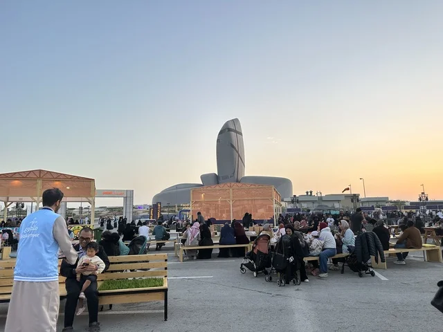 تجربة تذوق عالمية فى المطاعم الدولية والمحلية  بمهرجان للطعام فى حدائق إثراء الخارجية بالظهران، الشرقية ، المملكة العربية السعودية، يوم 28 من ديسمبر 2025  ، أجواء عائلية وترفيهية، جلسات خارجية ممتعه