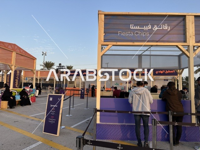المطاعم الدولية والمحلية  فى مهرجان للطعام فى حدائق إثراء الخارجية بالظهران، الشرقية ، المملكة العربية السعودية، يوم 28 من ديسمبر 2025  ، أجواء عائلية وترفيهية،  تجربة تذوق عالمية ، جلسات خارجية ممتعه