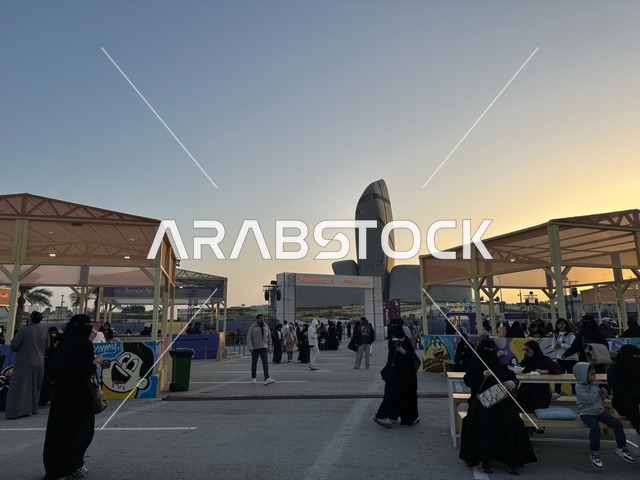 المطاعم الدولية والمحلية  فى مهرجان للطعام فى حدائق إثراء الخارجية بالظهران، الشرقية ، المملكة العربية السعودية، يوم 28 من ديسمبر 2025  ، أجواء عائلية وترفيهية،  تجربة تذوق عالمية ، جلسات خارجية ممتعه