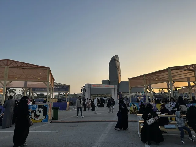 المطاعم الدولية والمحلية  فى مهرجان للطعام فى حدائق إثراء الخارجية بالظهران، الشرقية ، المملكة العربية السعودية، يوم 28 من ديسمبر 2025  ، أجواء عائلية وترفيهية،  تجربة تذوق عالمية ، جلسات خارجية ممتعه