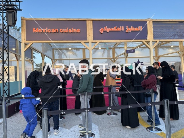 المطاعم الدولية والمحلية  فى مهرجان للطعام فى حدائق إثراء الخارجية بالظهران، الشرقية ، المملكة العربية السعودية، يوم 28 من ديسمبر 2025  ، أجواء عائلية وترفيهية،  تجربة تذوق عالمية ، جلسات خارجية ممتعه