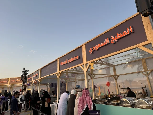 المطاعم الدولية والمحلية  فى مهرجان للطعام فى حدائق إثراء الخارجية بالظهران، الشرقية ، المملكة العربية السعودية، يوم 28 من ديسمبر 2025  ، أجواء عائلية وترفيهية،  تجربة تذوق عالمية ، جلسات خارجية ممتعه