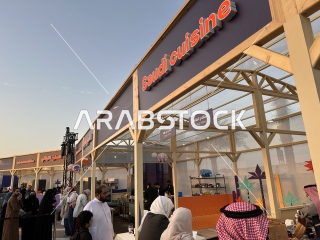 المطاعم الدولية والمحلية  فى مهرجان للطعام فى حدائق إثراء الخارجية بالظهران، الشرقية ، المملكة العربية السعودية، يوم 28 من ديسمبر 2025  ، أجواء عائلية وترفيهية،  تجربة تذوق عالمية ، جلسات خارجية ممتعه