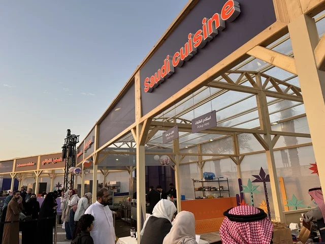 المطاعم الدولية والمحلية  فى مهرجان للطعام فى حدائق إثراء الخارجية بالظهران، الشرقية ، المملكة العربية السعودية، يوم 28 من ديسمبر 2025  ، أجواء عائلية وترفيهية،  تجربة تذوق عالمية ، جلسات خارجية ممتعه